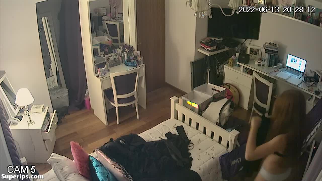 IPCAM – Gothic redhead girl changes her clothes IPCAM – Gothic redhead girl changes her clothes