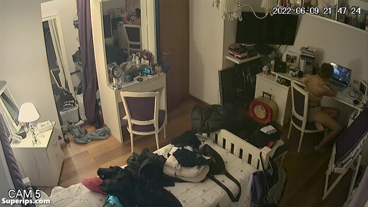 IPCAM – Cute redhead girl gets dressed in her room IPCAM – Cute redhead girl gets dressed in her room