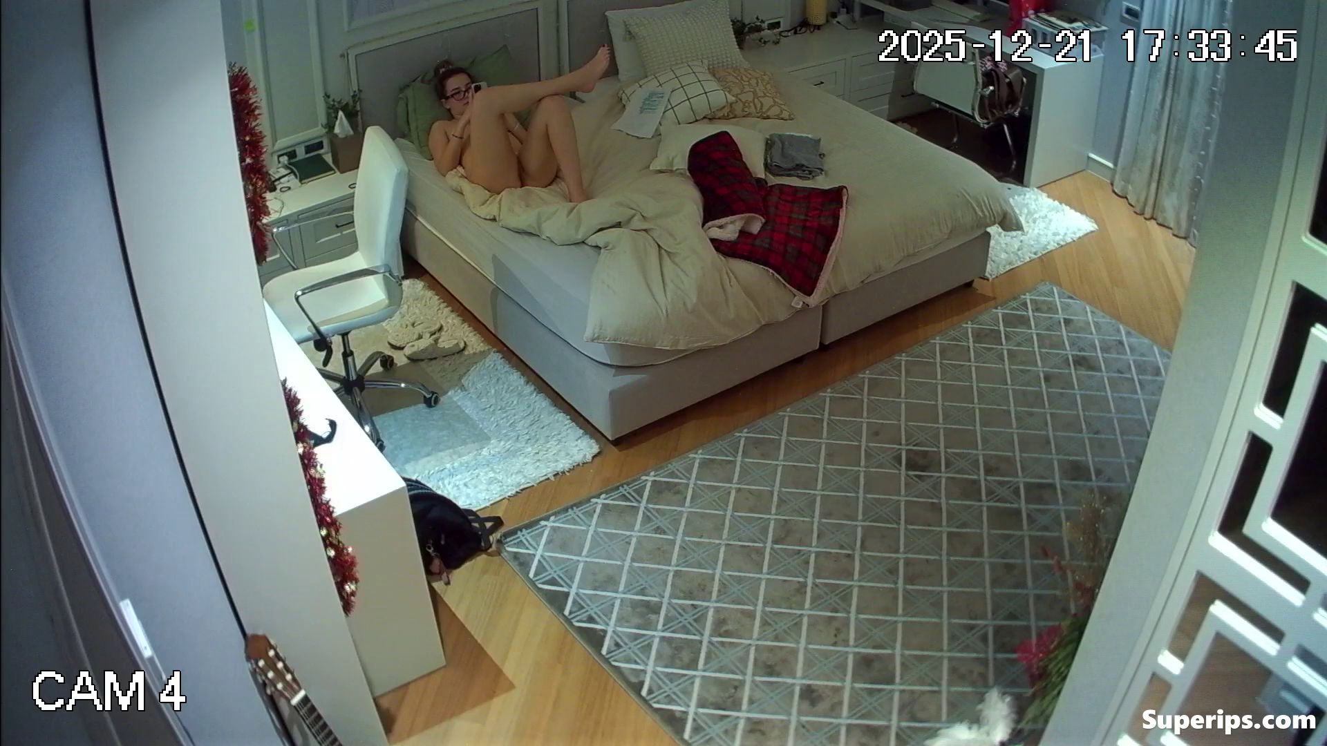 IPCAM – Naked nerdy girl watches lesbian porn IPCAM – Naked nerdy girl watches lesbian porn