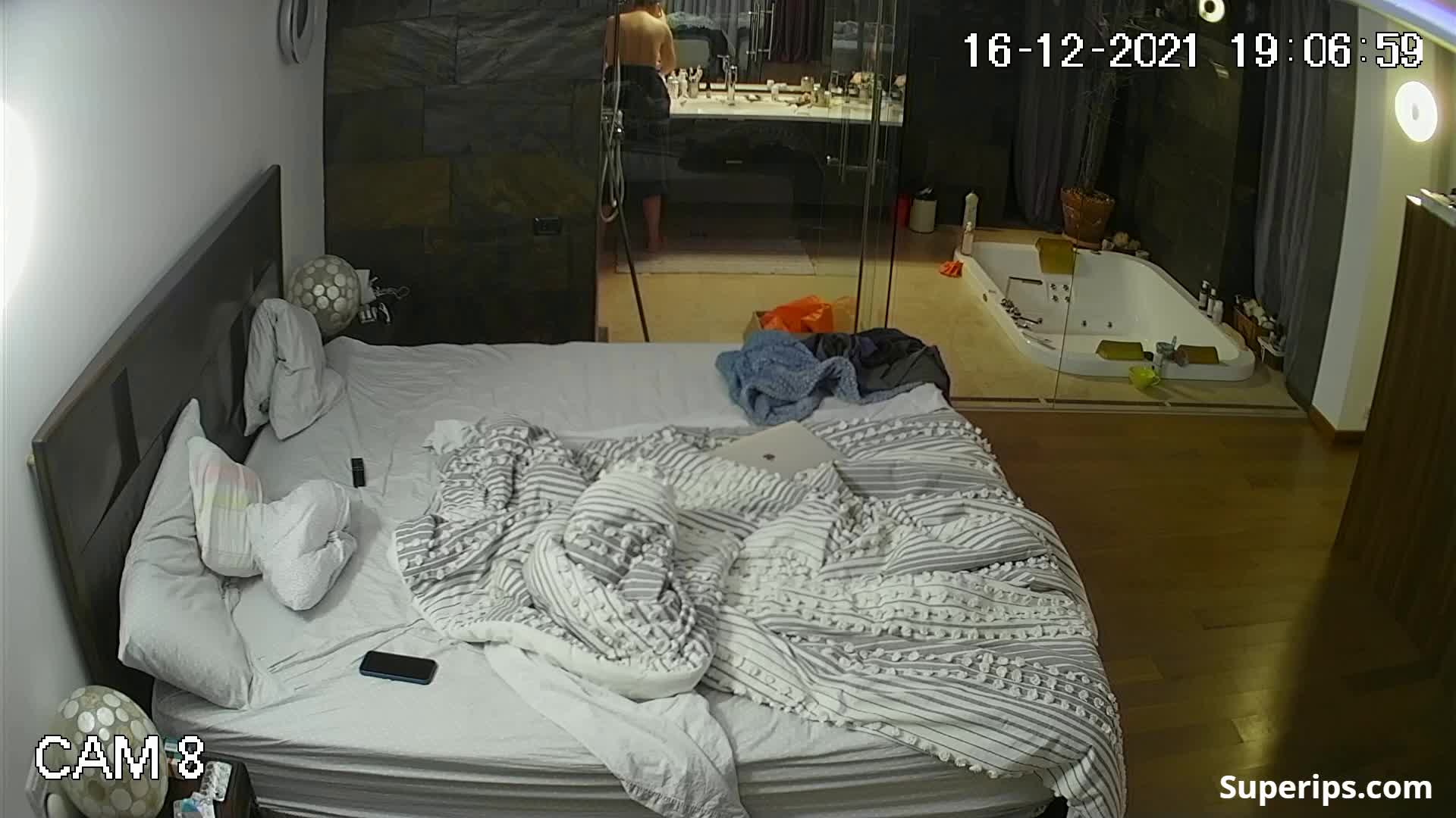 IPCAM β Mature takes a bath in her hot tub IPCAM β Mature takes a bath in her hot tub