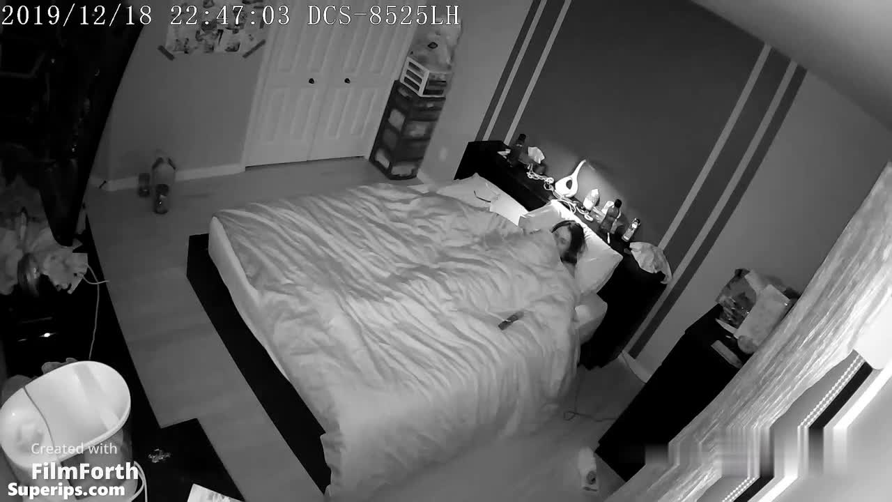 IPCAM – American nerdy mom masturbates in her bed IPCAM – American nerdy mom masturbates in her bed