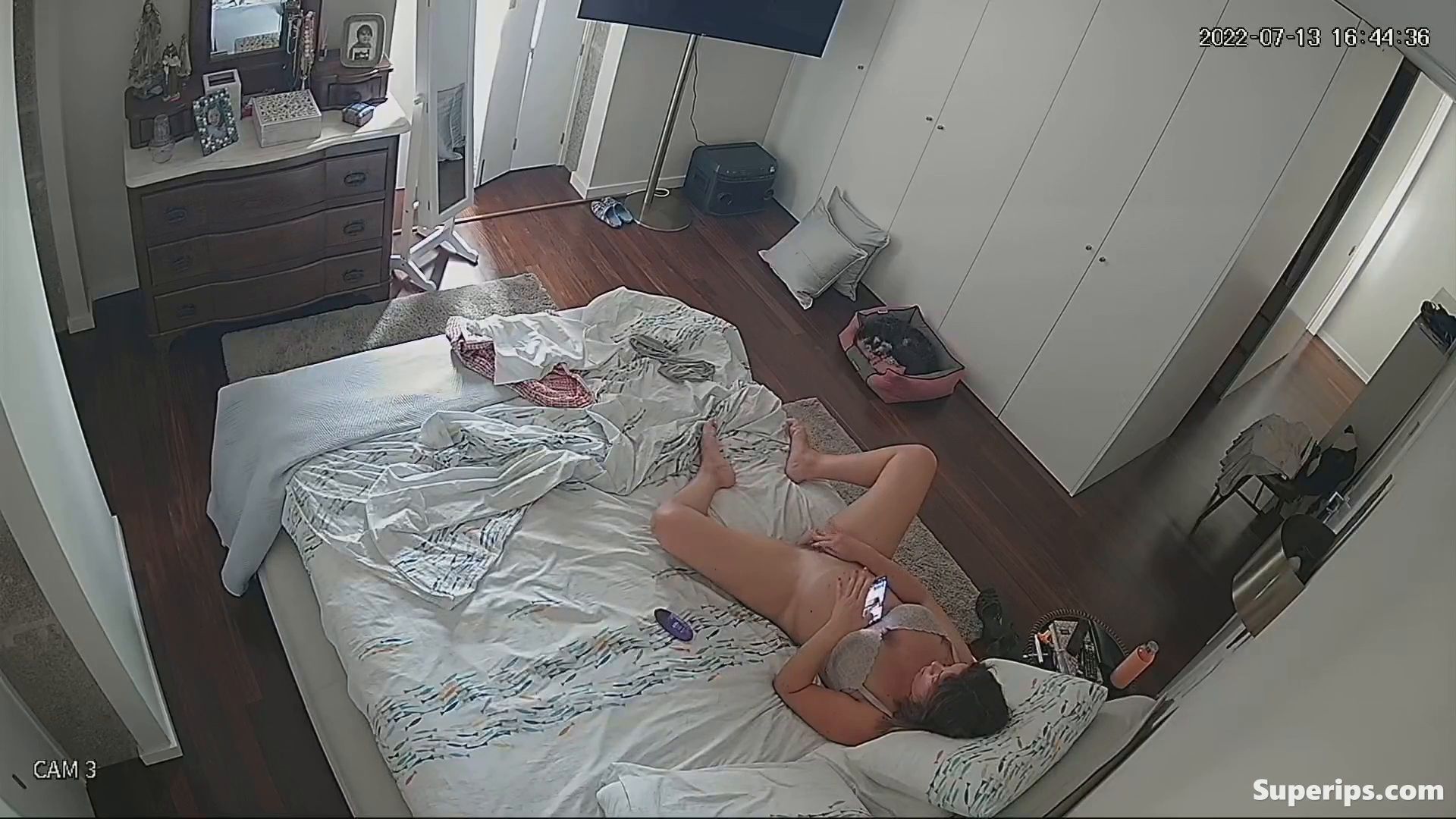 IPCAM – French mom masturbating while watching porn IPCAM – French mom masturbating while watching porn