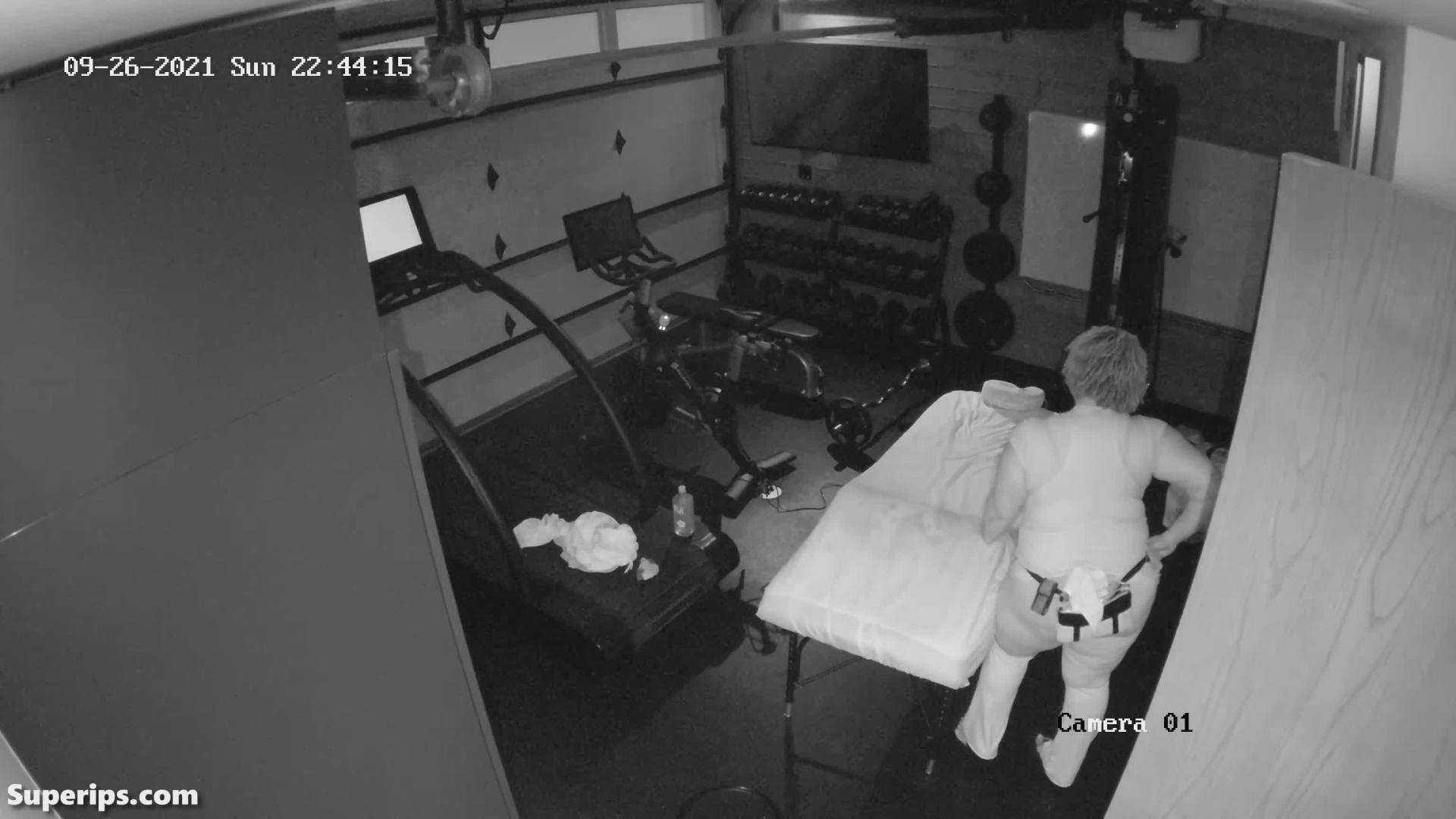 IPCAM – Black American woman massages a naked man IPCAM – Black American woman massages a naked man