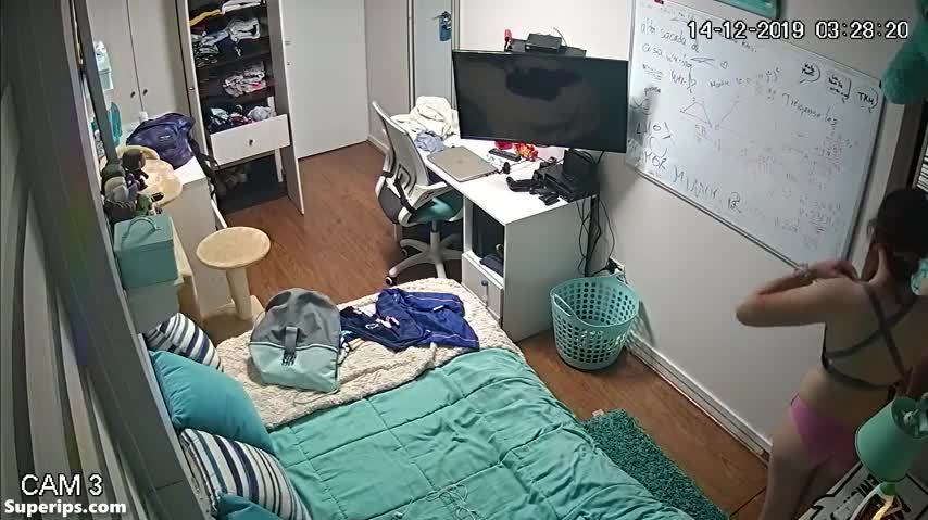 IPCAM – Pretty white girl gets dressed in her room IPCAM – Pretty white girl gets dressed in her room