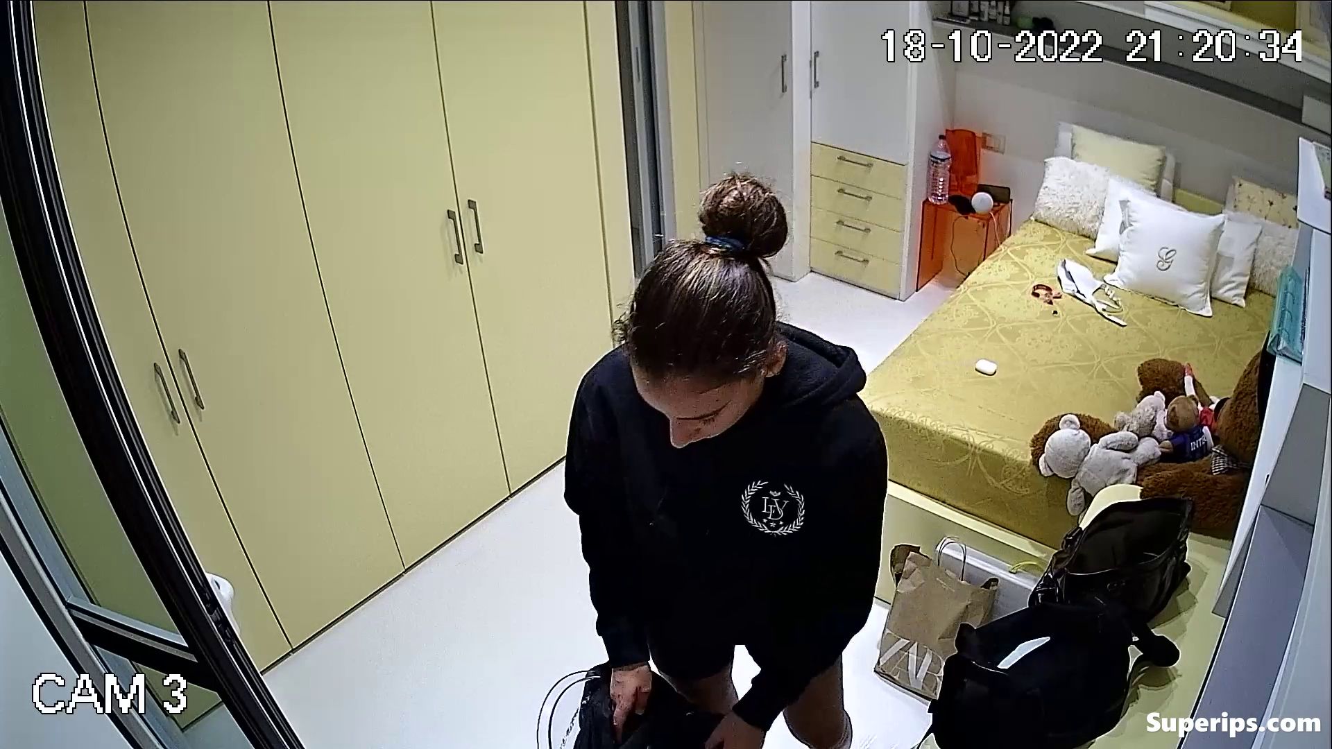 IPCAM – Cute Arab girl changes her clothes IPCAM – Cute Arab girl changes her clothes