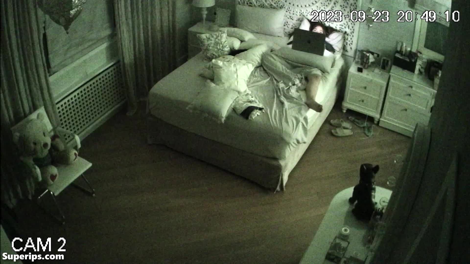 IPCAM – American teen girl watching porn on her mom’s laptop IPCAM – American teen girl watching porn on her mom’s laptop