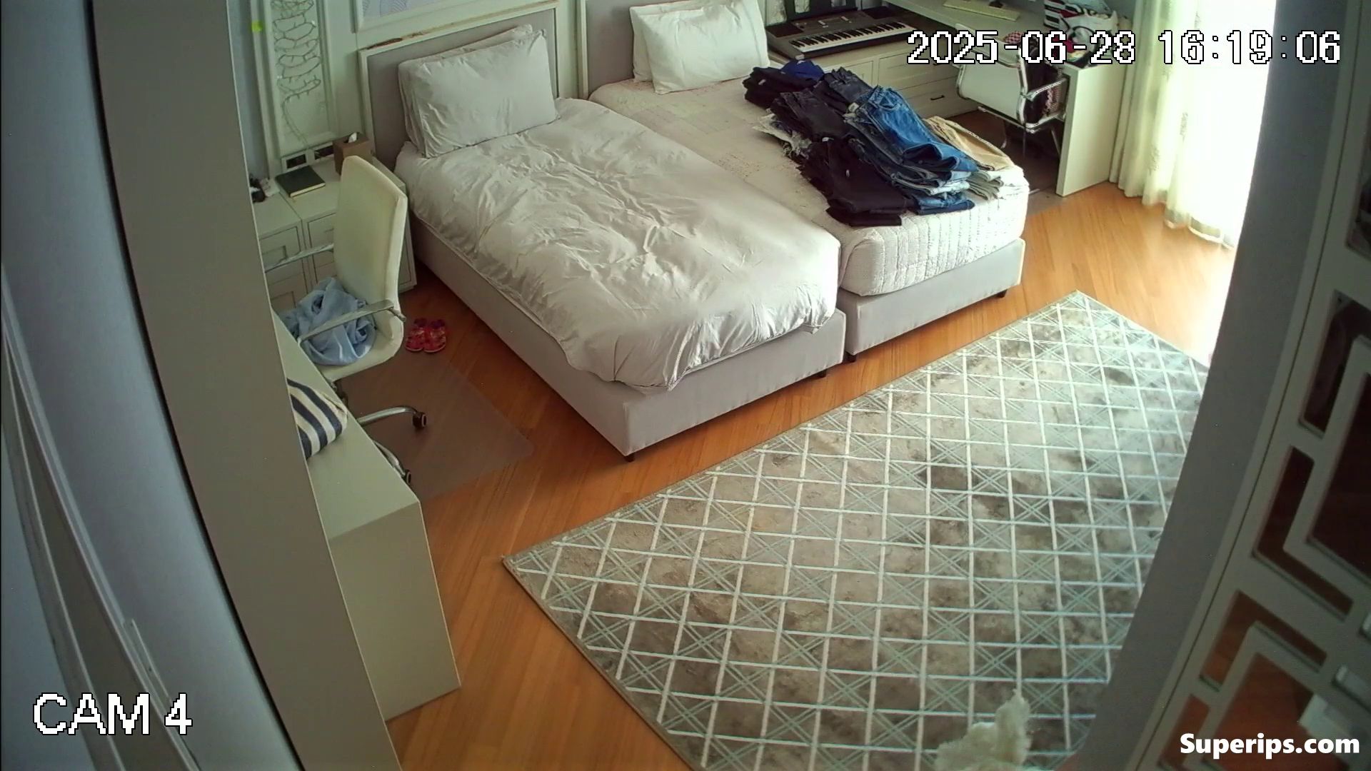 IPCAM – Nerdy German girl dresses slowly IPCAM – Nerdy German girl dresses slowly