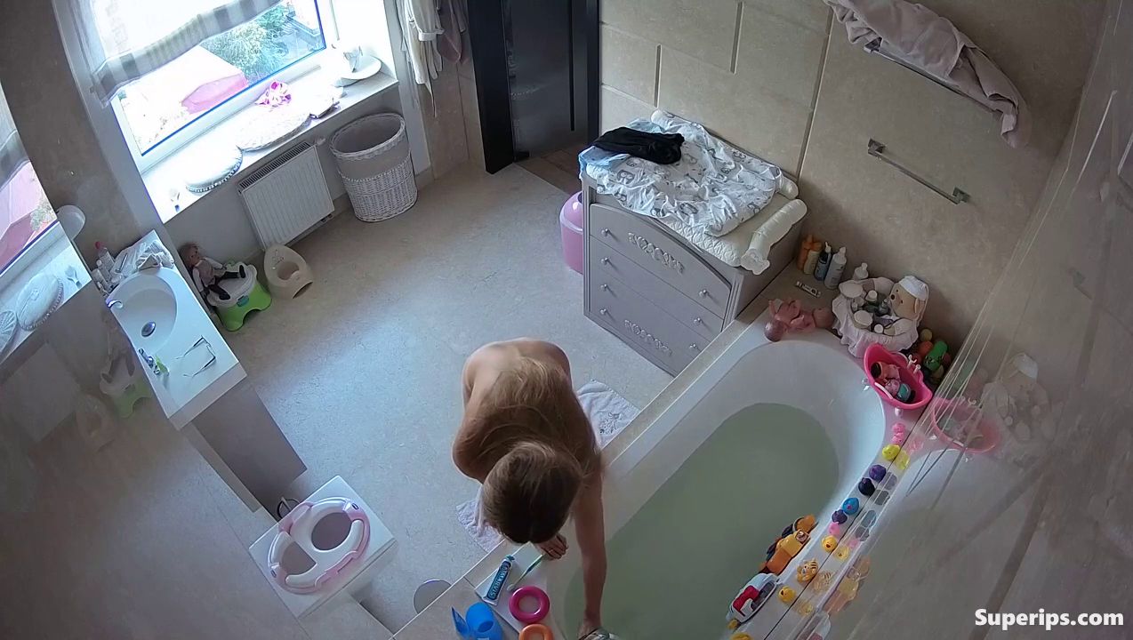 IPCAM – German princess takes a shower IPCAM – German princess takes a shower