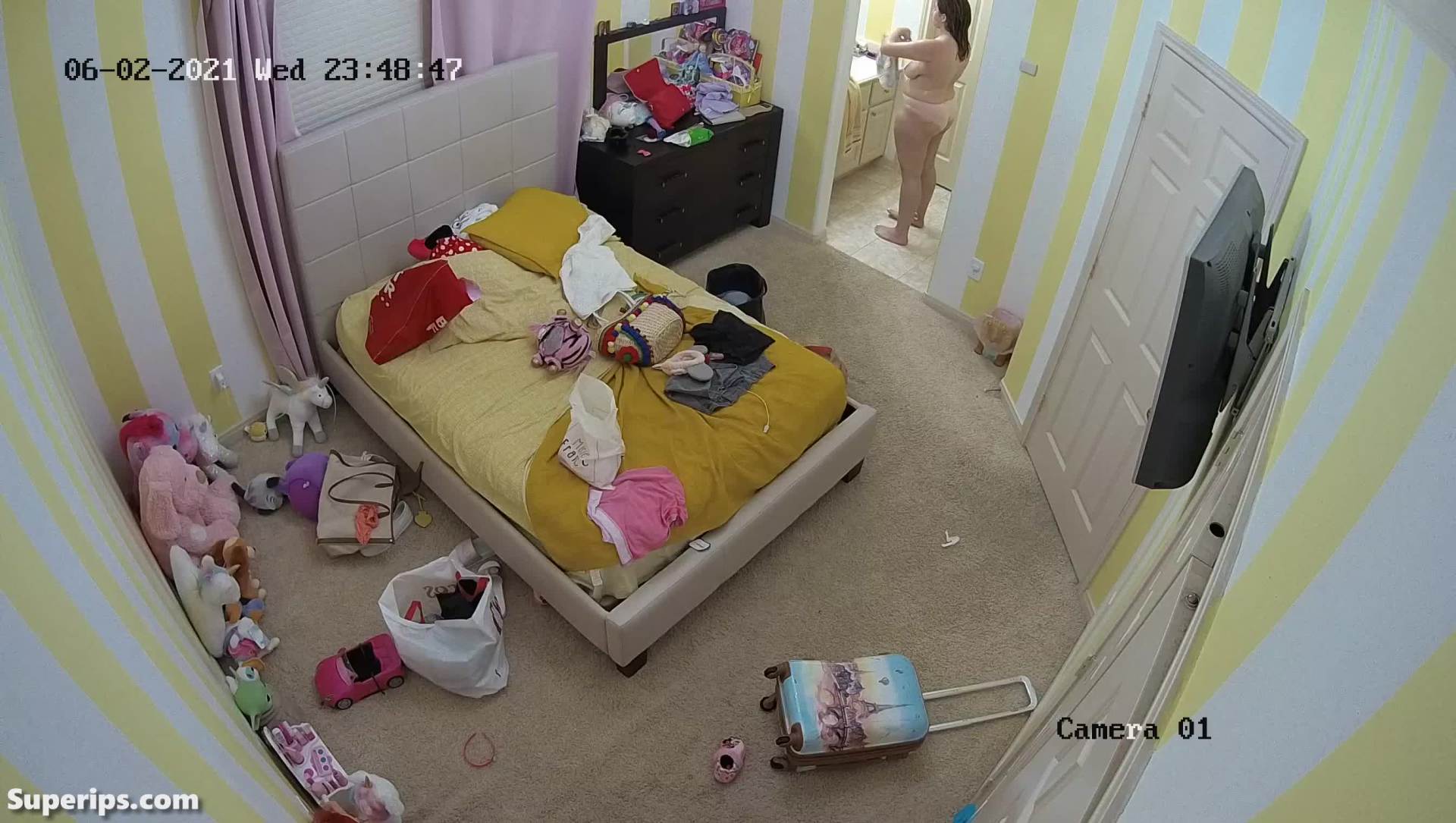 IPCAM – Chubby American college girl gets dressed in her room IPCAM – Chubby American college girl gets dressed in her room