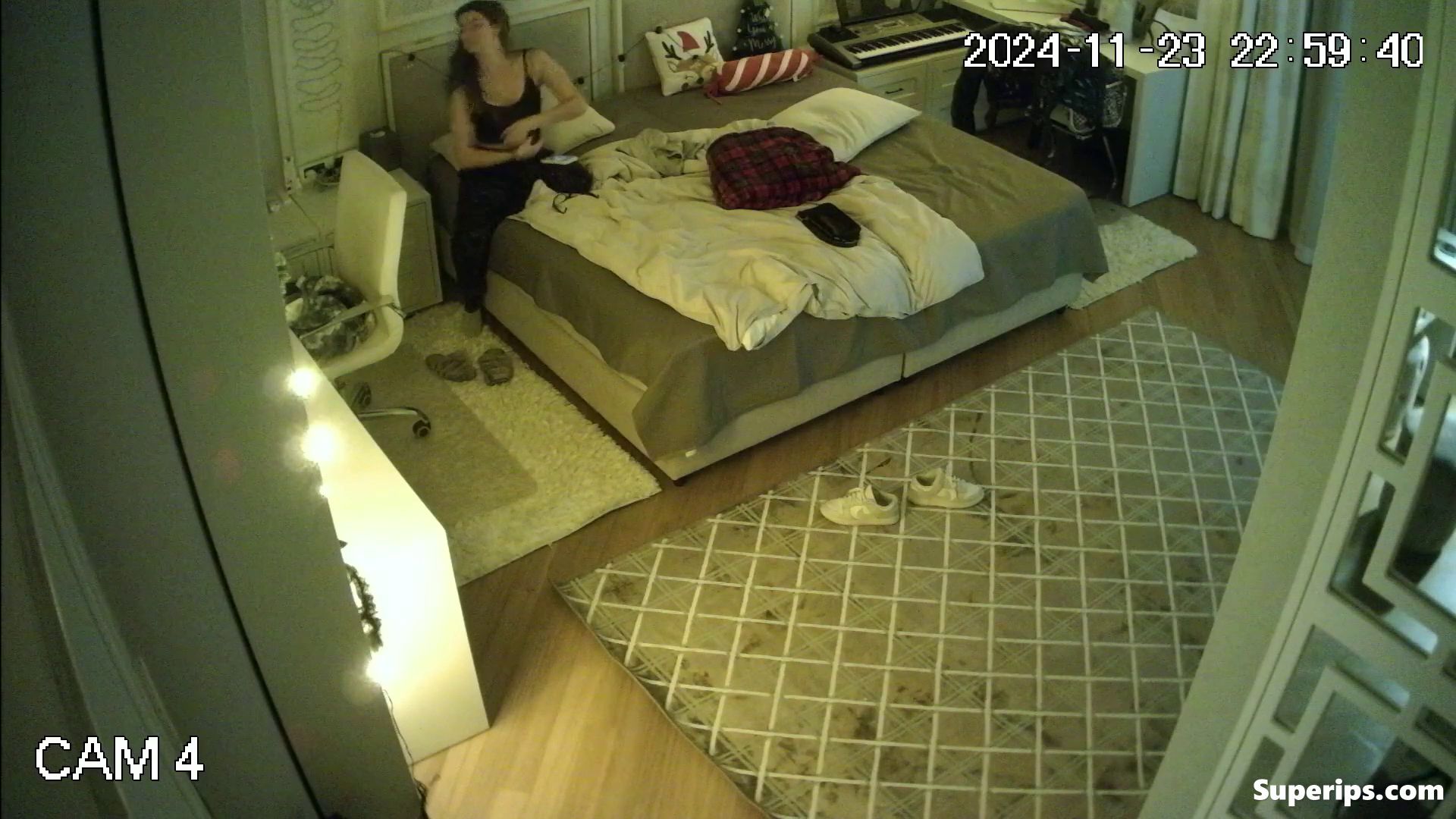 IPCAM – Nerdy European girl quickly changes her clothes IPCAM – Nerdy European girl quickly changes her clothes