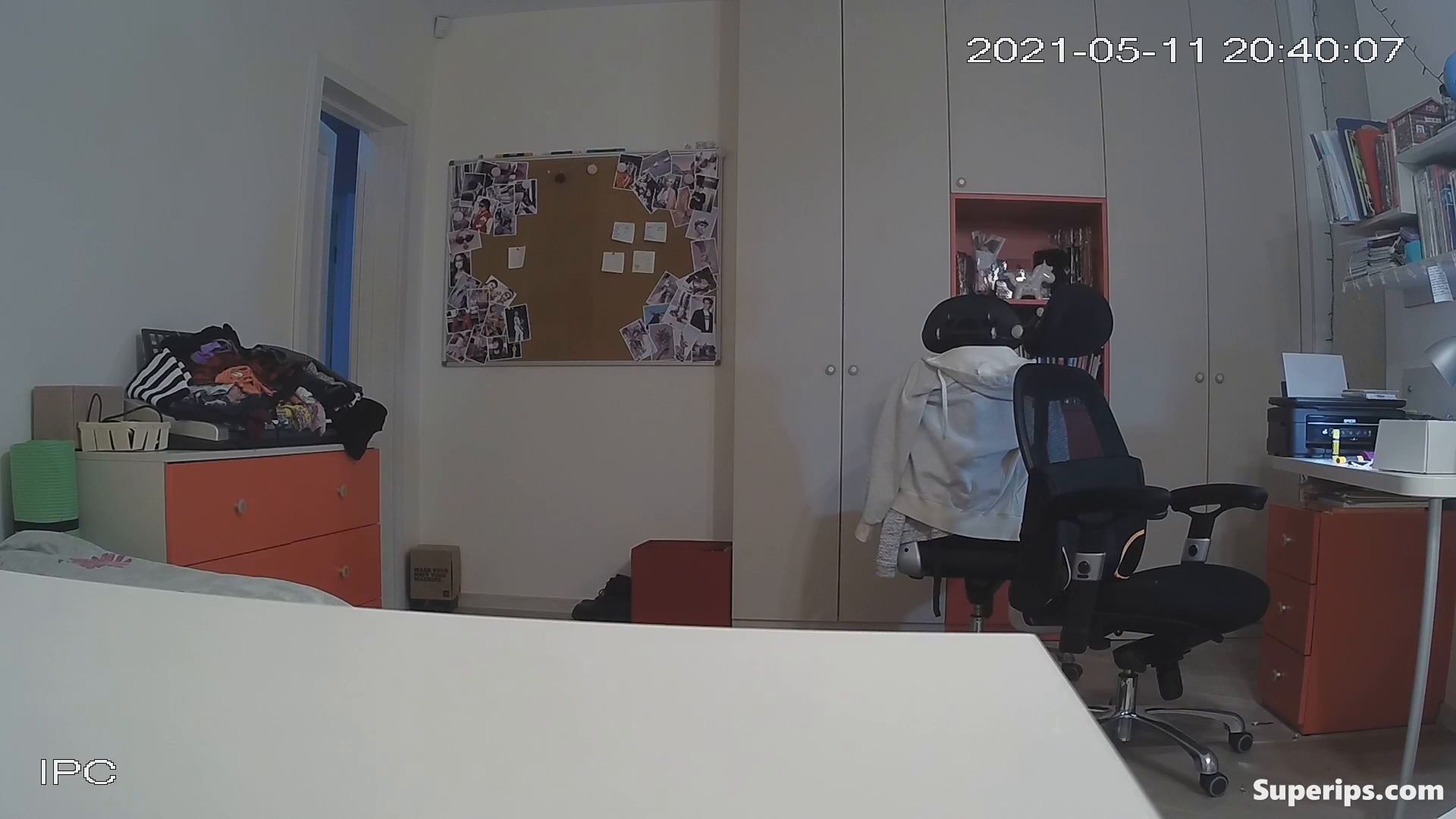 IPCAM – Nerdy German teenager gets dressed in her room IPCAM – Nerdy German teenager gets dressed in her room