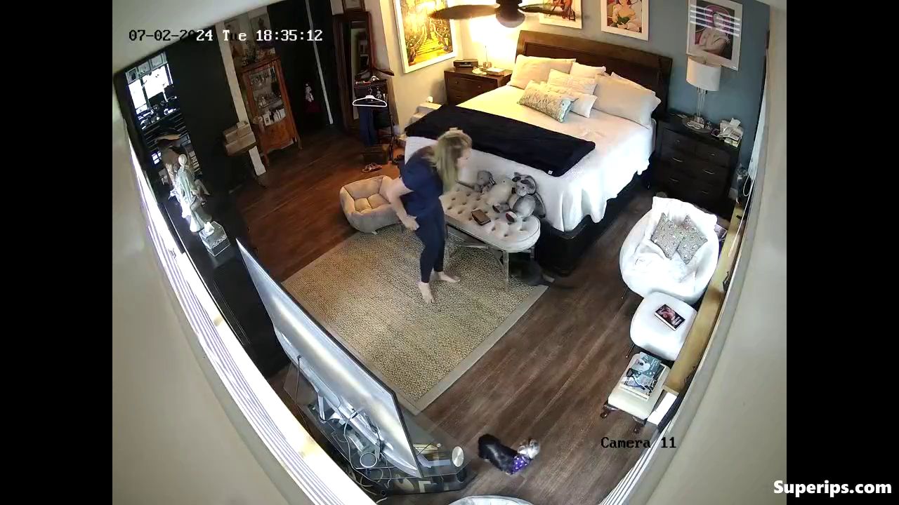 IPCAM – American blonde mom gets dressed in her room IPCAM – American blonde mom gets dressed in her room