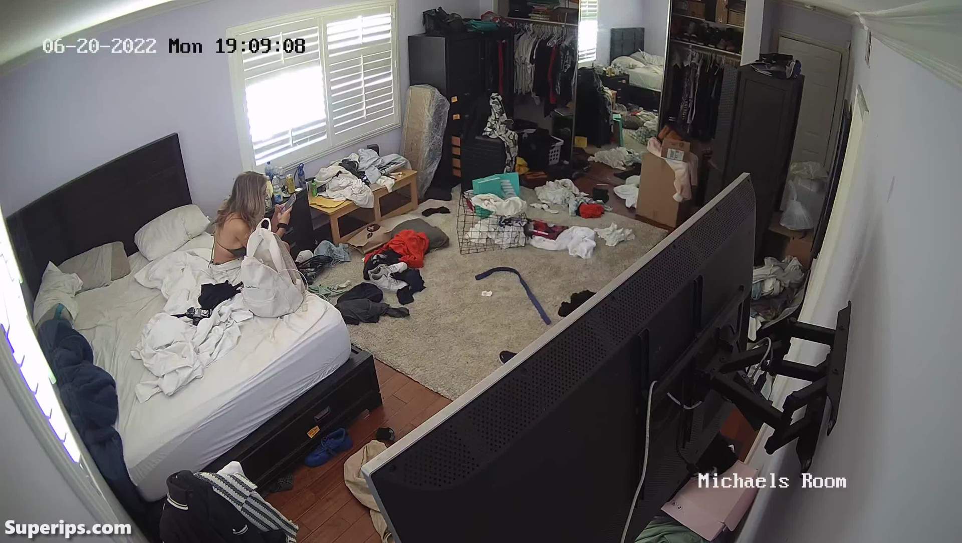 IPCAM – Blonde cheerleader girl puts on a bikini IPCAM – Blonde cheerleader girl puts on a bikini