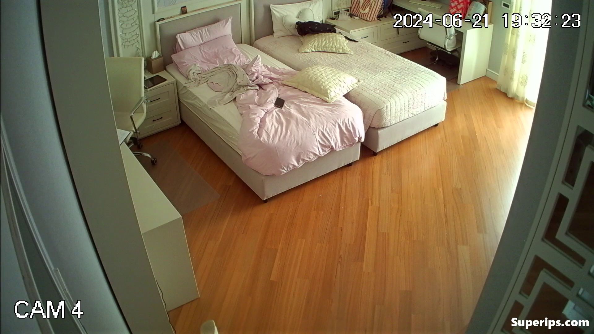 IPCAM – American college girl gets dressed in her room IPCAM – American college girl gets dressed in her room