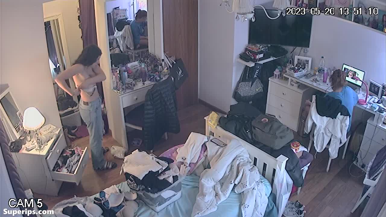 IPCAM – College girlfriends try on clothes together IPCAM – College girlfriends try on clothes together