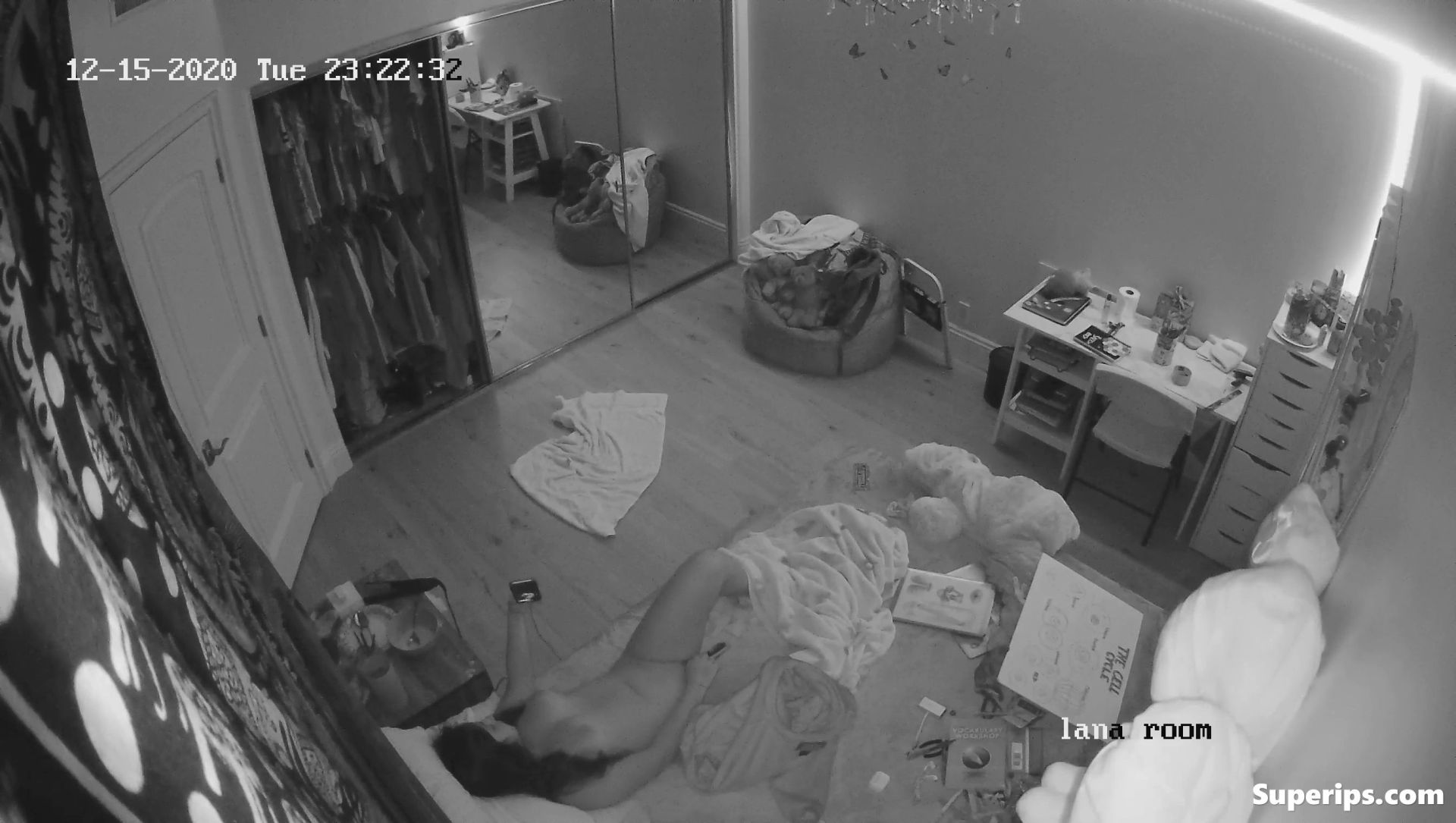 IPCAM – Brunette girl masturbates with a hairbrush IPCAM – Brunette girl masturbates with a hairbrush