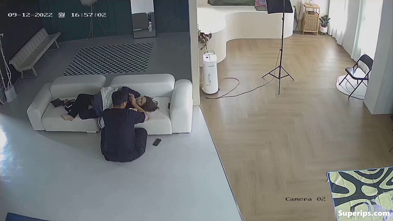 IPCAM – Korean photographer gropes a model girl IPCAM – Korean photographer gropes a model girl