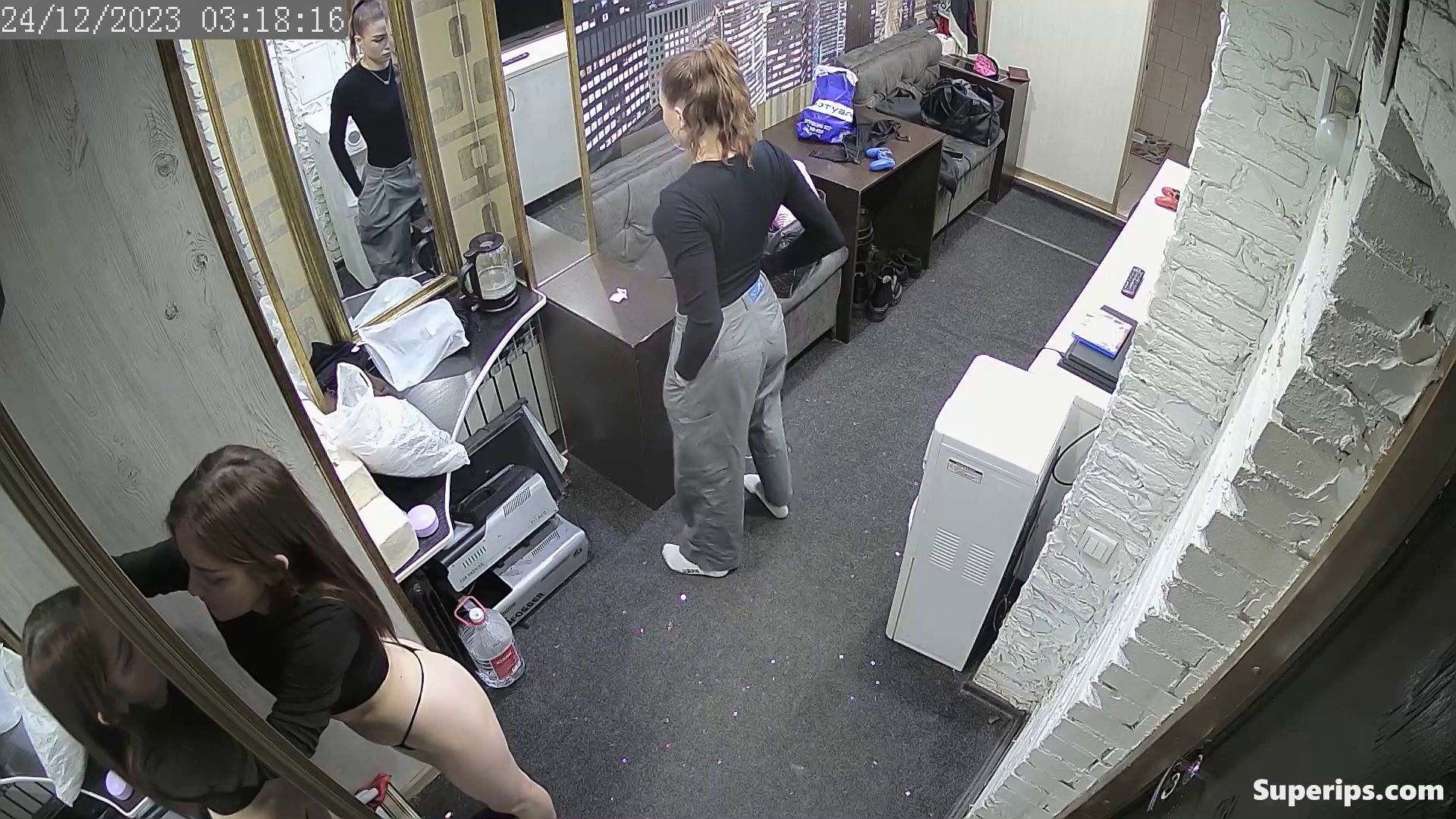 IPCAM – Nude teenage model girls in a dressing room IPCAM – Nude teenage model girls in a dressing room