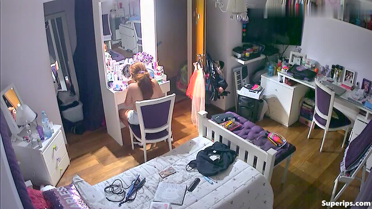 IPCAM – redhead teenager changes her clothes in her room IPCAM – redhead teenager changes her clothes in her room