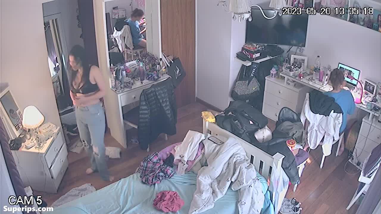 IPCAM – American college girls borrow each other’s underwear IPCAM – American college girls borrow each other’s underwear