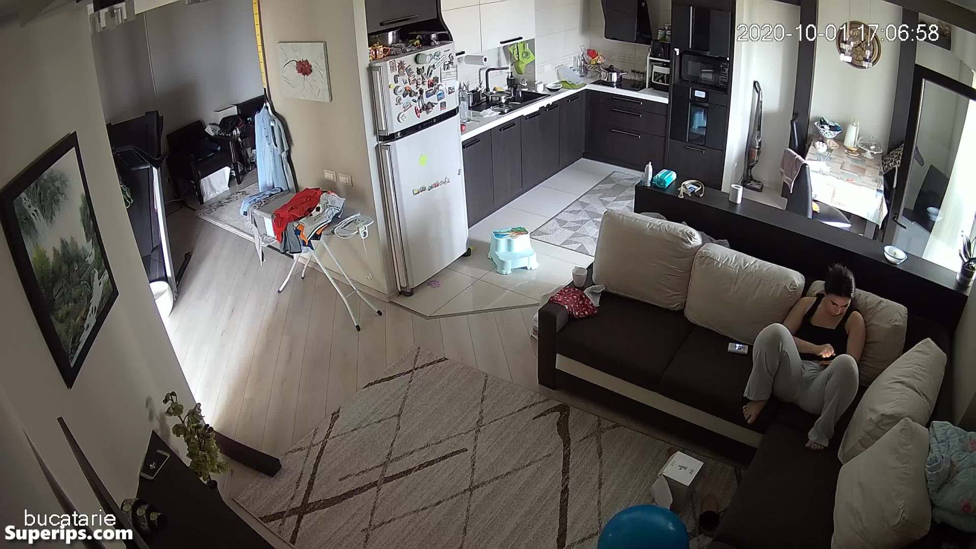 IPCAM – Mature mom rubs her pussy while watching porn IPCAM – Mature mom rubs her pussy while watching porn