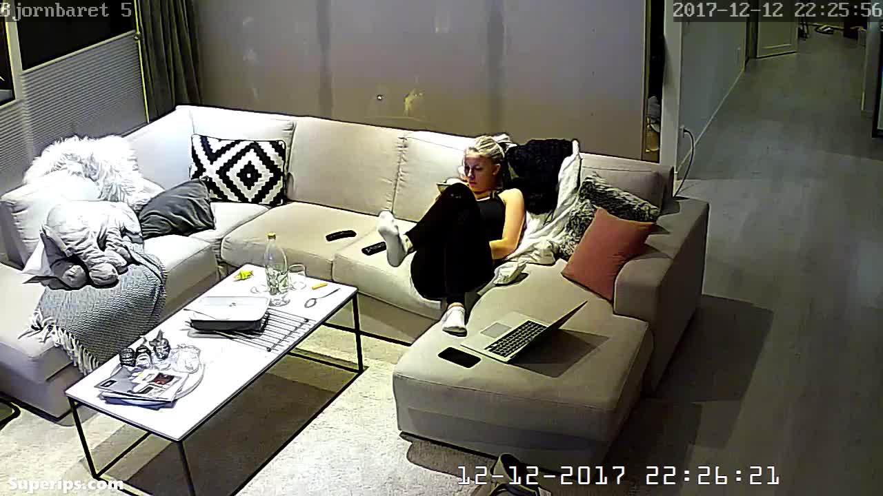 IPCAM – German mom masturbating on the couch IPCAM – German mom masturbating on the couch