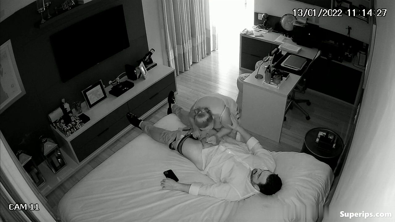 IPCAM – Hot stepmom gives a blowjob to her son IPCAM – Hot stepmom gives a blowjob to her son