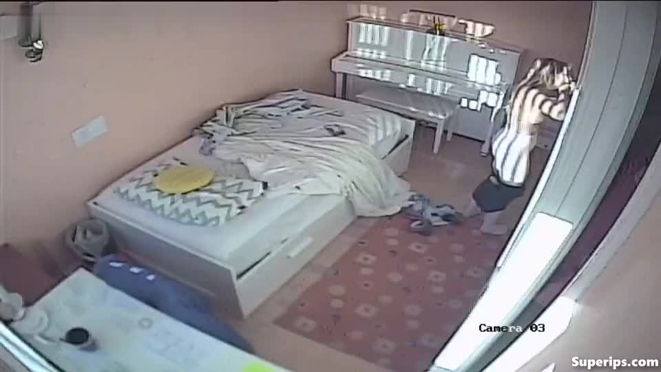 IPCAM – cute French teenage girl changes clothes IPCAM – cute French teenage girl changes clothes