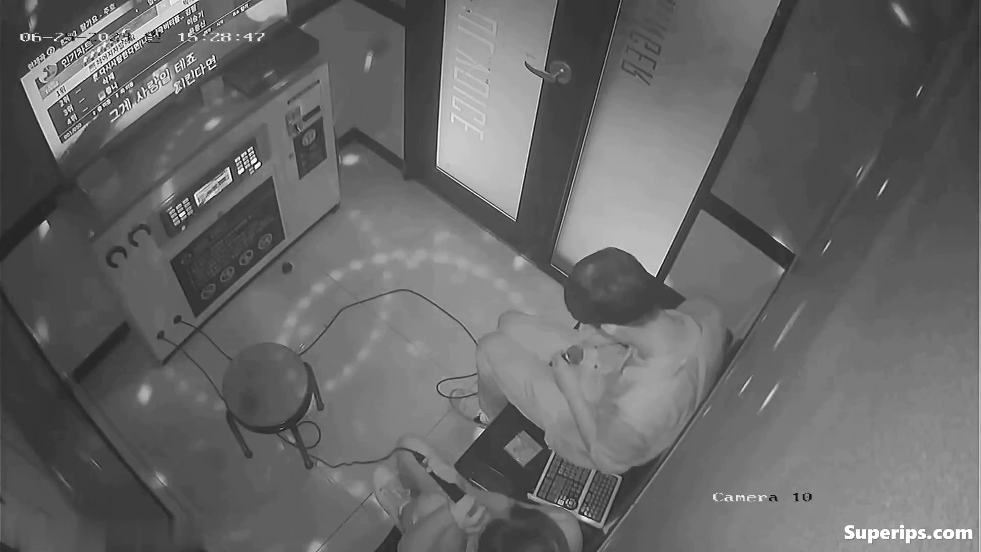 IPCAM – Korean college couple kissing IPCAM – Korean college couple kissing