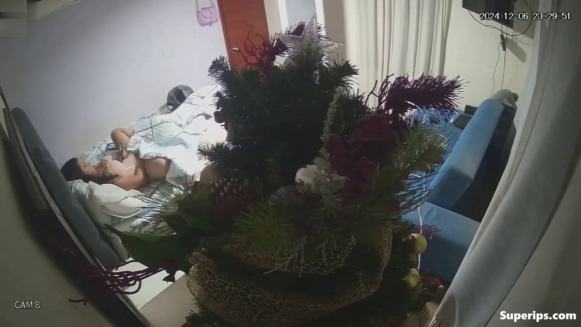 IPCAM – Brunette girl masturbates at Christmas IPCAM – Brunette girl masturbates at Christmas