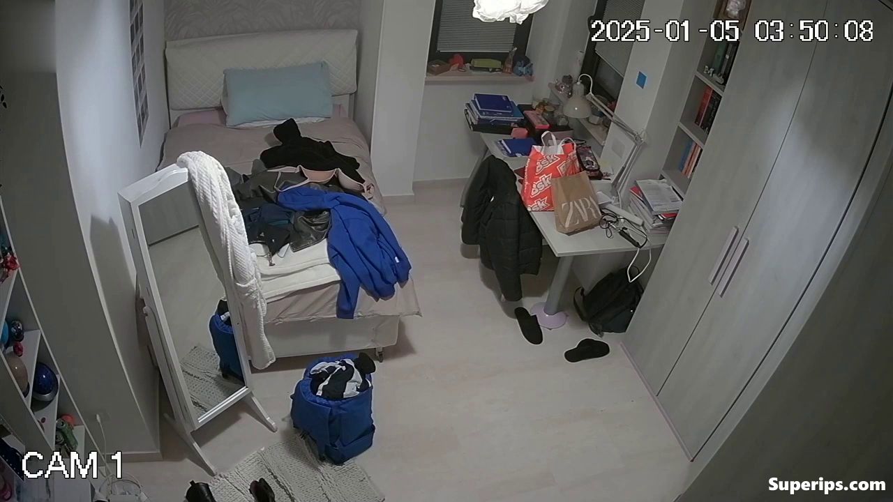 IPCAM – Italian nerdy girl changes clothes IPCAM – Italian nerdy girl changes clothes