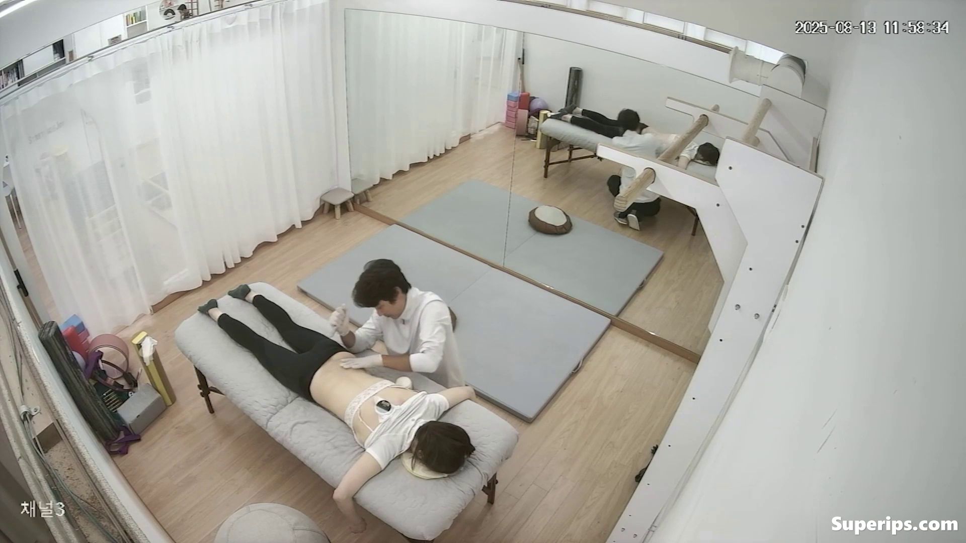 IPCAM – Petite Korean girl at the physical therapist’s IPCAM – Petite Korean girl at the physical therapist’s