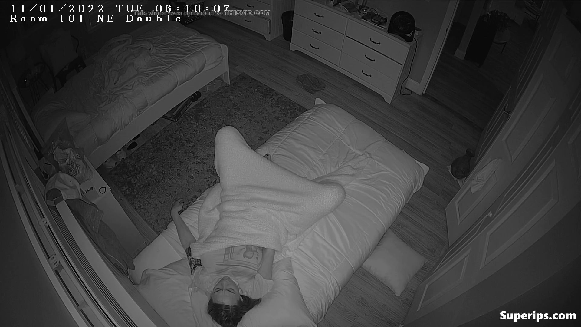 IPCAM – British mom masturbates in her daughter’s bed IPCAM – British mom masturbates in her daughter’s bed