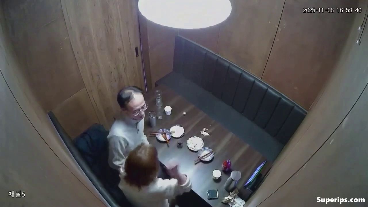 IPCAM – Old Korean man fucks his secretary IPCAM – Old Korean man fucks his secretary