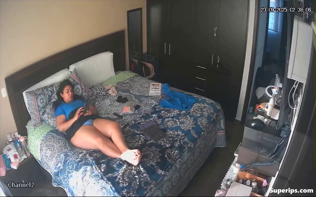 IPCAM – Busty Latina MILF rubs her pussy IPCAM – Busty Latina MILF rubs her pussy