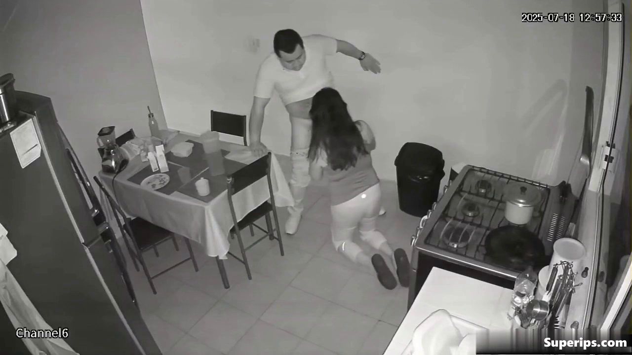 IPCAM – Hot Latina mom gives a blowjob in the kitchen IPCAM – Hot Latina mom gives a blowjob in the kitchen