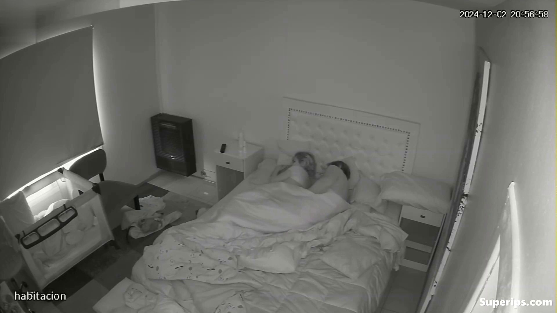 IPCAM – Italian mom gets penetrated under the sheets IPCAM – Italian mom gets penetrated under the sheets