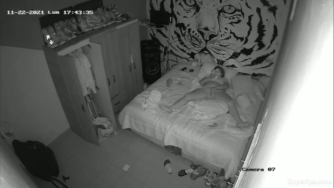 IPCAM – Hot chubby woman masturbates watching porn IPCAM – Hot chubby woman masturbates watching porn