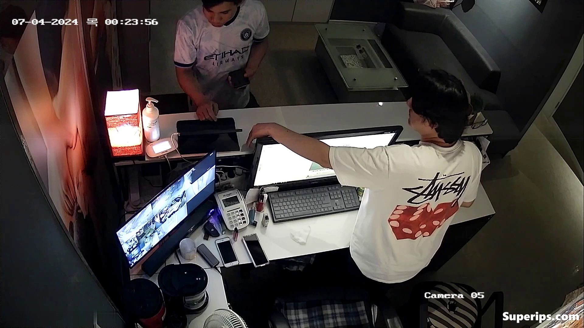 IPCAM – Korean girl gives a blowjob to the security guard IPCAM – Korean girl gives a blowjob to the security guard