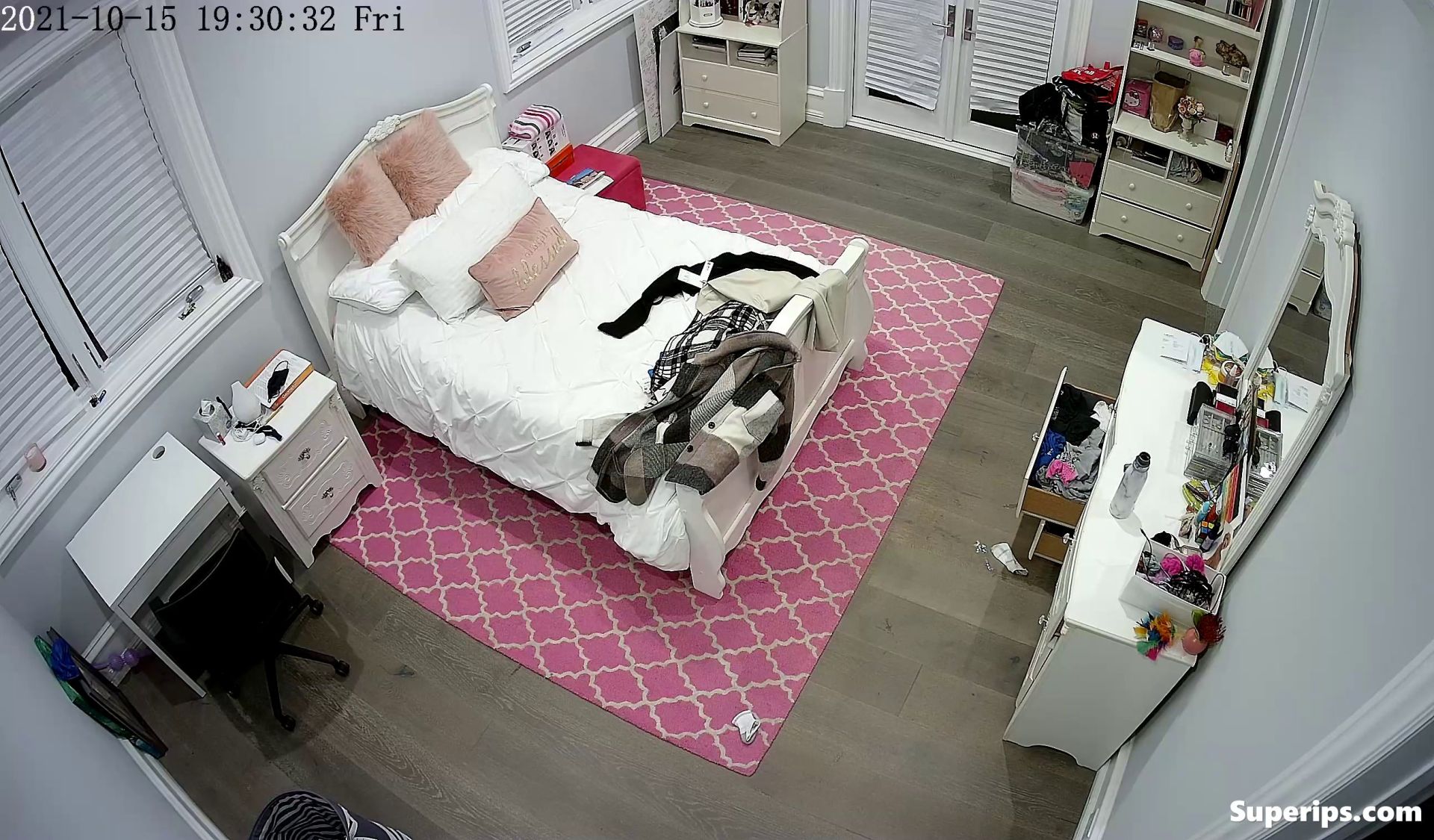 IPCAM – Arabian teenage girl changes clothes in her room IPCAM – Arabian teenage girl changes clothes in her room