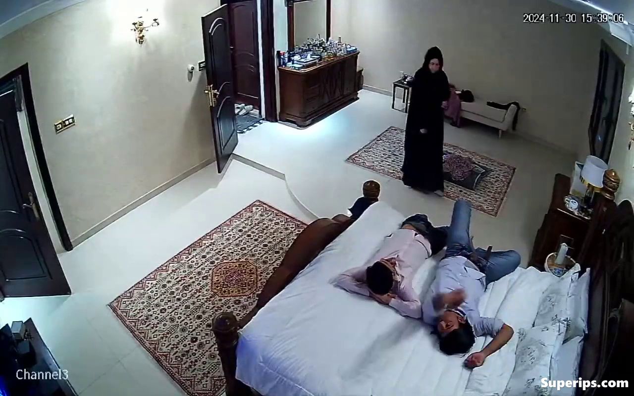 IPCAM – Busty Arab mom has a secret threesome IPCAM – Busty Arab mom has a secret threesome