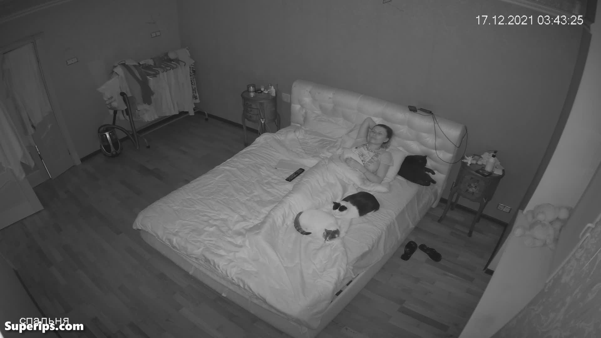 IPCAM – Skinny Ukrainian mom masturbates on her bed IPCAM – Skinny Ukrainian mom masturbates on her bed