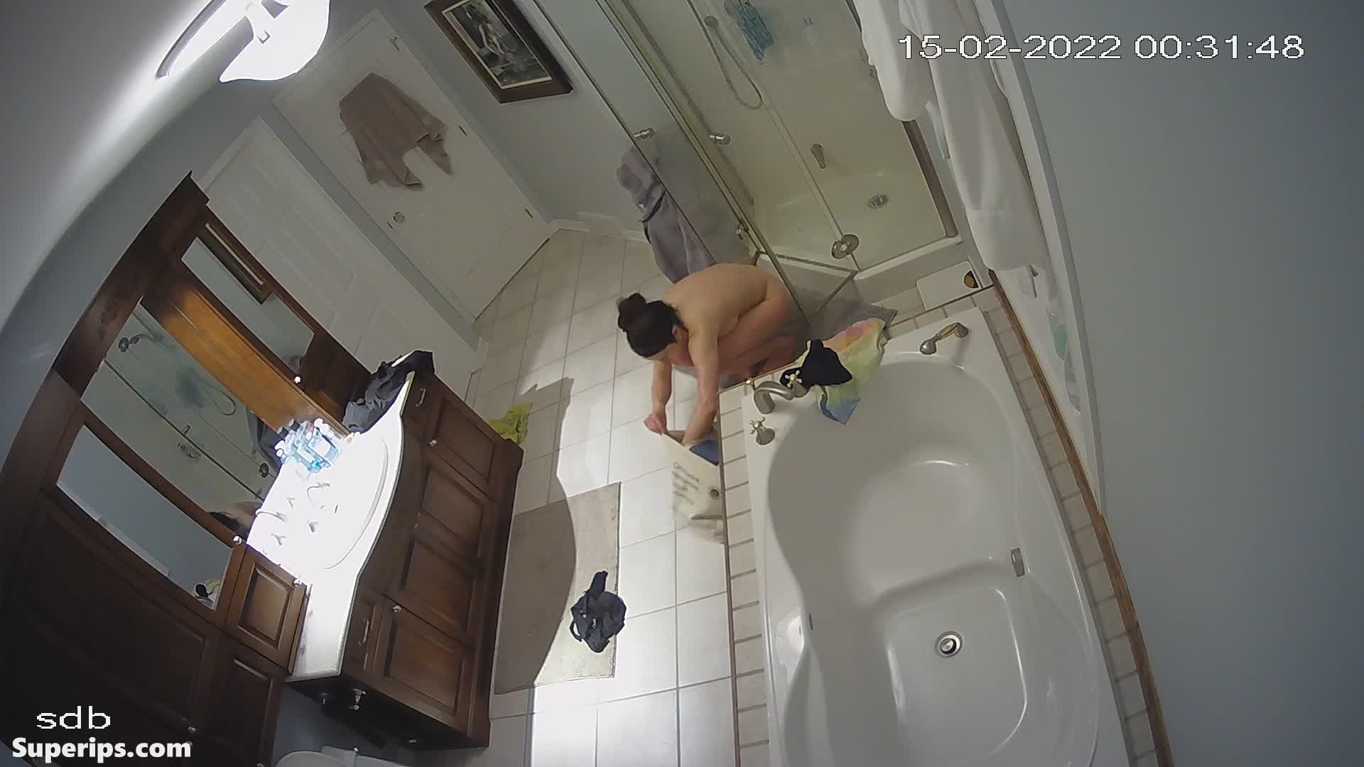 IPCAM – American college girl takes a long shower IPCAM – American college girl takes a long shower