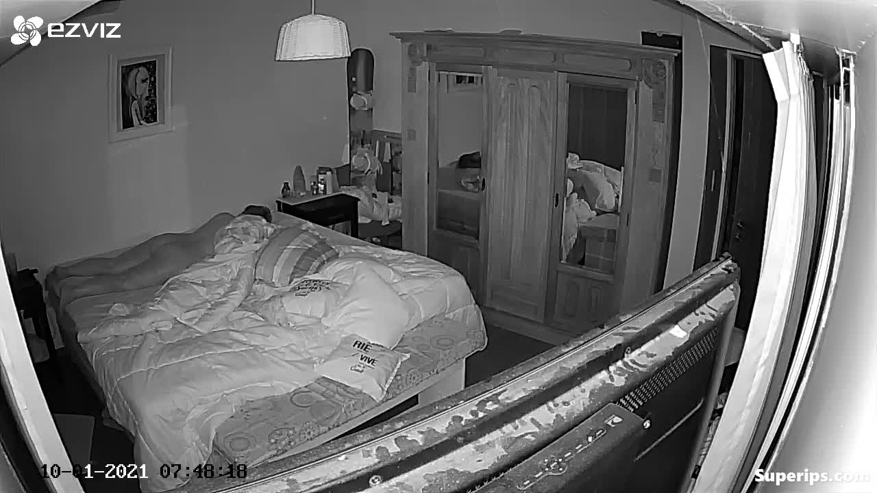 IPCAM – Mature Latina mom masturbates with a dildo IPCAM – Mature Latina mom masturbates with a dildo