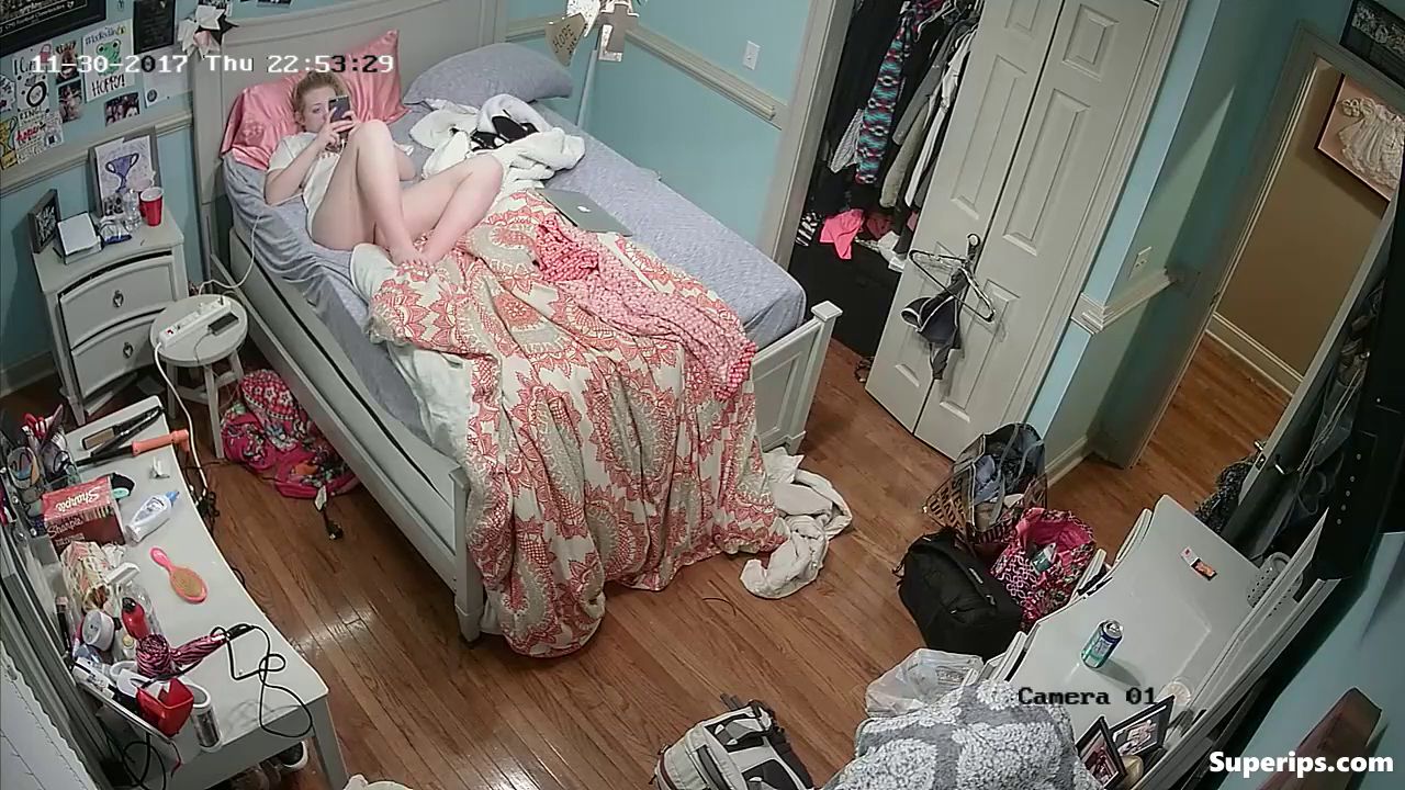 IPCAM – Cute American girl watches wild porn IPCAM – Cute American girl watches wild porn