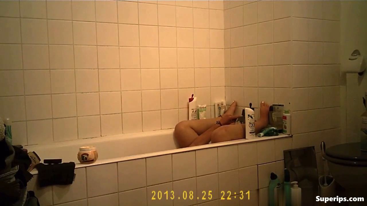 IPCAM – Busty Italian girl masturbates in the bathtub IPCAM – Busty Italian girl masturbates in the bathtub