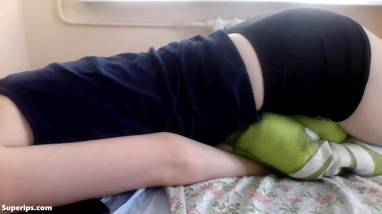 RAT Cam – Skinny girl rubs her pussy with the pillow RAT Cam – Skinny girl rubs her pussy with the pillow