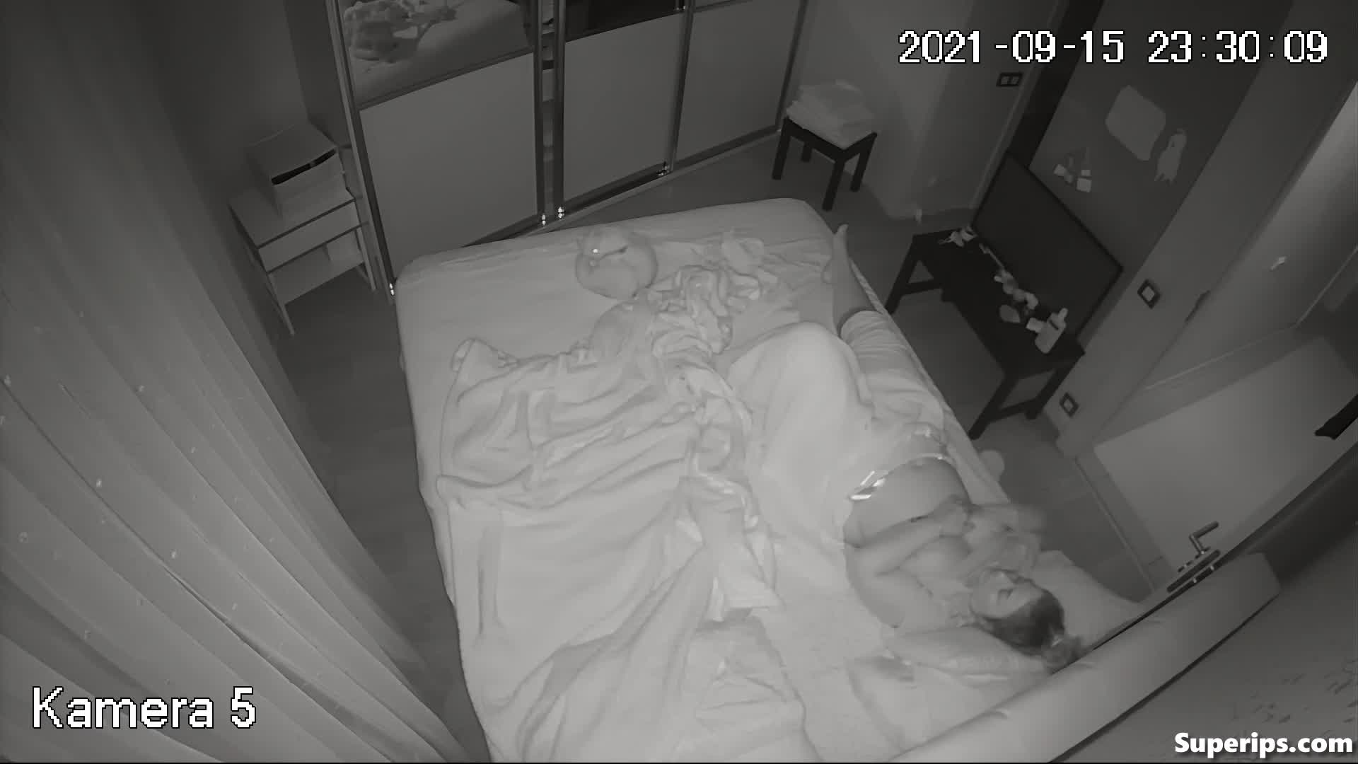 IPCAM – Chubby European woman masturbating in her bed IPCAM – Chubby European woman masturbating in her bed