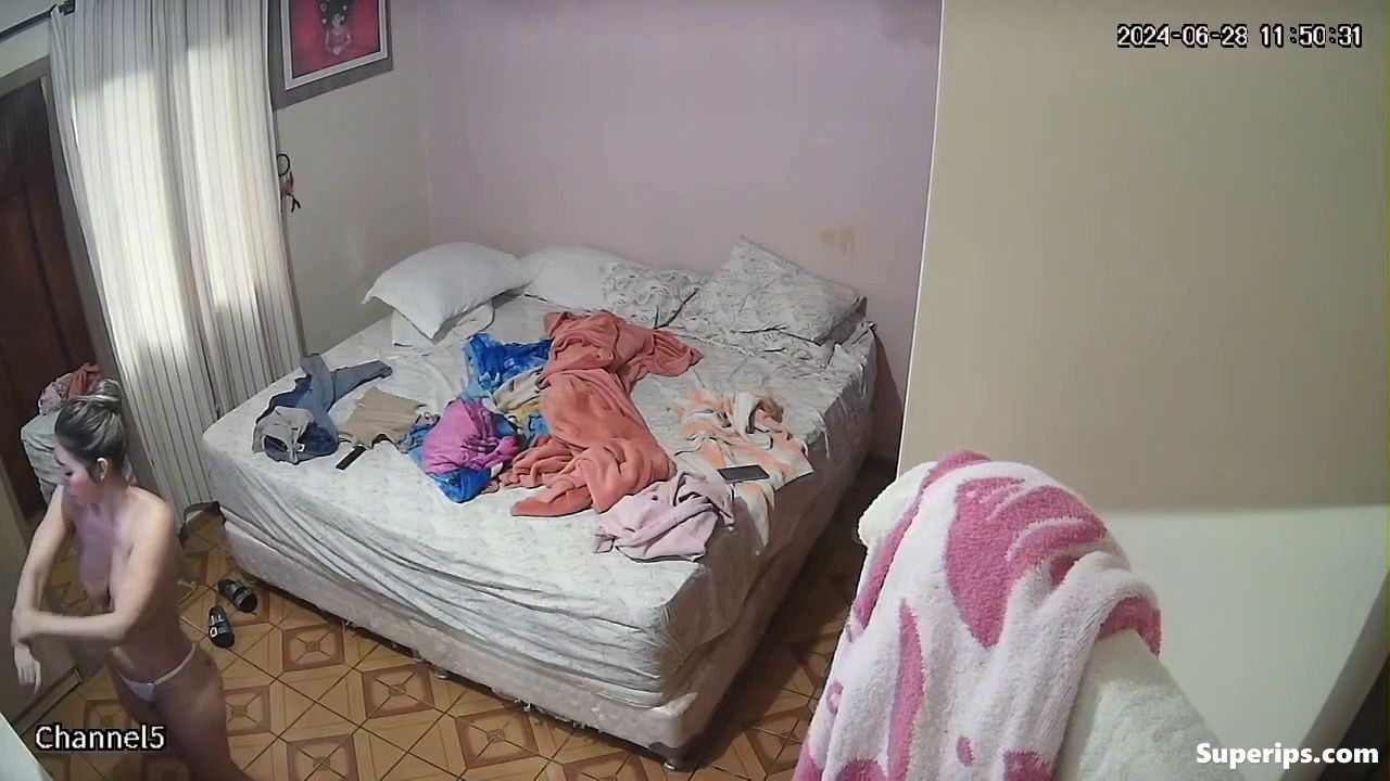 IPCAM – Busty Latina mom gets dressed in her room IPCAM – Busty Latina mom gets dressed in her room