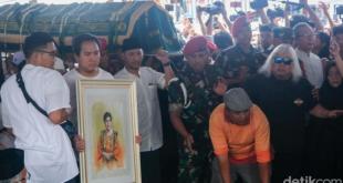 Titiek Puspa Selalu Tersenyum dan Tebarkan Energi Positif Titiek Puspa Selalu Tersenyum dan Tebarkan Energi Positif